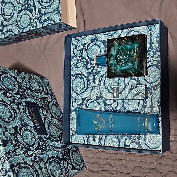 Versace Mens Parfum Gift Set. NIB - Picture 2 of 11